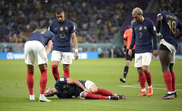 Francúzsky hráč Lucas Hernandez leží zranený na zemi vo futbalovom zápase D-skupiny Francúzsko - Austrália na MS 2022.