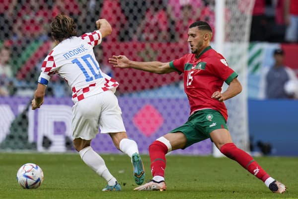 Chorvátsky futbalista Luka Modrič (vľavo) sa chystá k zakončeniu.