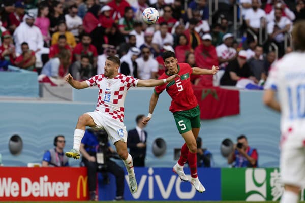 Chorvátsky futbalista Nikola Vlašič (vľavo) v súboji s Nayefom Aguerdom.