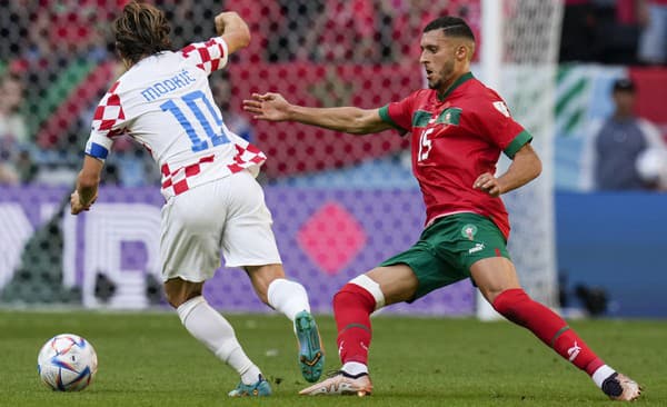 Chorvátsky futbalista Luka Modrič (vľavo) sa chystá k zakončeniu.