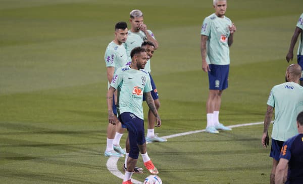 Futbalisti Brazílie počas tréningu na MS v Katare. V popredí ich najväčšia hviezda Neymar.
