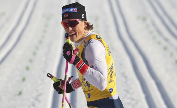 Nórsky bežec na lyžiach Johannes Hoesflot Kläbo oslavuje v cieli po jeho víťazstve v šprinte v behu na lyžiach mužov v 4. etape Tour de Ski v nemeckom Oberstdorfe.