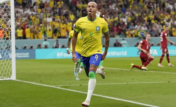 Brazílsky futbalista  Richarlison  sa teší po strelení úvodného gólu.