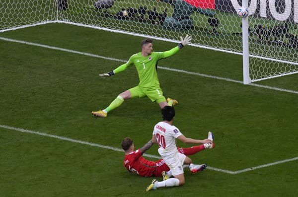 Iránčan Sardar Azmoun v gólovej šanci pred bránkou Walesu.