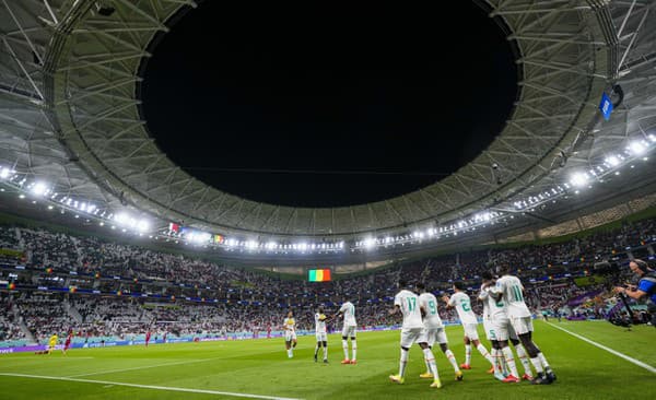 Senegalskí futbalisti sa tešia po strelení tretieho gólu v zápase základnej A-skupiny Katar - Senegal.