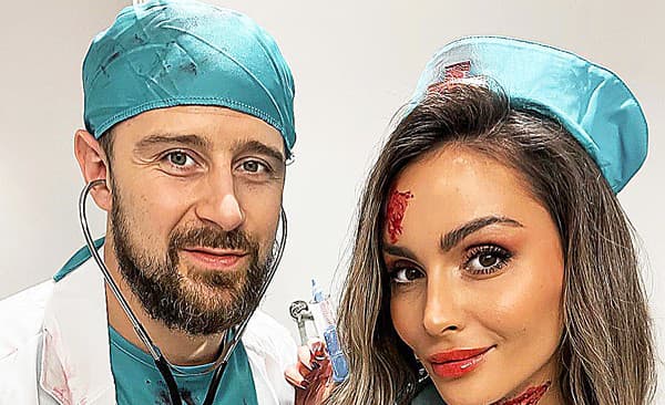 Na halloweenskej párty v roku 2022 boli Tomáš s priateľkou Veronikou prezlečení za lekárov.