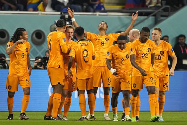Holandský futbalista Cody Gakpo (uprostred) sa teší so spoluhráčmi po strelení úvodného gólu v zápase základnej A-skupiny Holandsko - Ekvádor na MS v katarskom meste Dauha