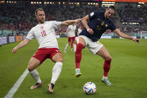 Francúzsky hráč Adrien Rabiot (vpravo) bojuje o loptu s Dánom Christianom Eriksenom