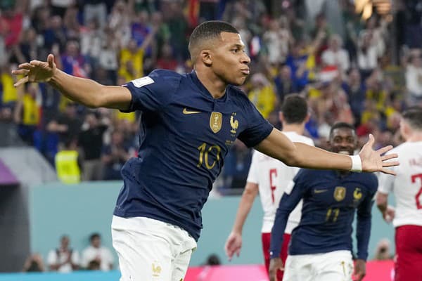 Kylian Mbappé oslavuje gól proti Dánsku