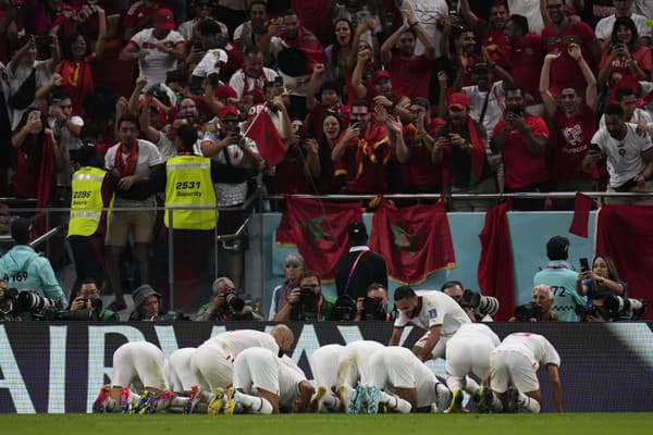 Marockí hráči oslavujú úvodný gól Abdelhamida Sabiriho.