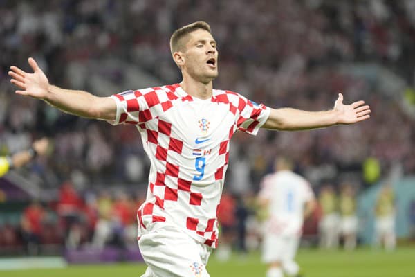 Chorvátsky hráč Andrej Kramarič oslavuje po tom, ako strelil úvodný gól.