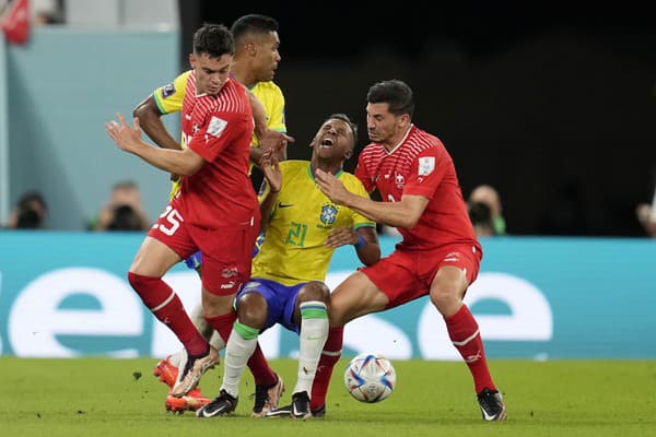 Brazílsky futbalista Rodrygo (uprostred), švajčiarski futbalisti Fabian Rieder (vľavo) a Remo Freuler počas zápasu základnej G-skupiny Brazília - Švajčiarsko na majstrovstvách sveta vo futbale.