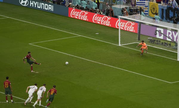 Portugalský futbalista Bruno Fernandes strieľa gól z penalty na 2:0 počas zápasu základnej H-skupiny Portugalsko - Uruguaj na majstrovstvách sveta vo futbale