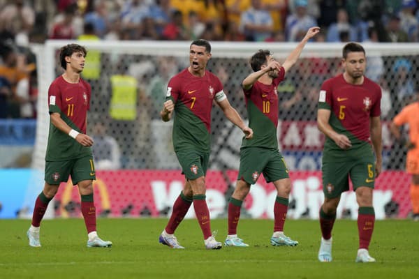 Portugalský futbalista Cristiano Ronaldo (uprostred) sa teší z gólu počas zápasu základnej H-skupiny Portugalsko - Uruguaj na majstrovstvách sveta vo futbale