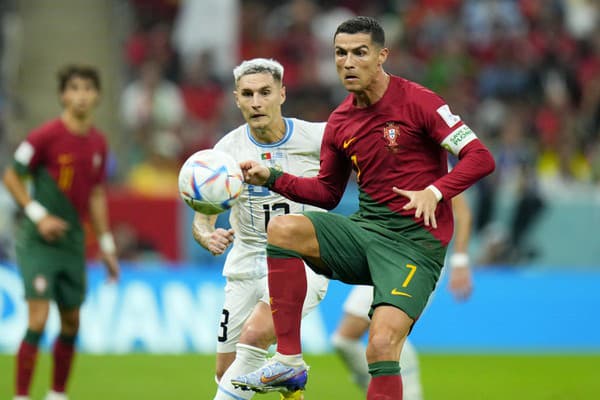Na snímke portugalský futbalista Cristiano Ronaldo (vpravo) počas zápasu základnej H-skupiny Portugalsko - Uruguaj na majstrovstvách sveta vo futbale 