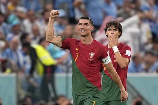 Ronaldo sa teší po góle Portugalska, Joao Félix v pozadí. 