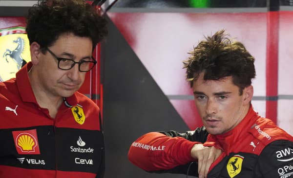 Na archívnej snímke zo 6. mája 2022 šéf tím F1 Ferrari Mattia Binotto (vľavo) a jazdec tímu Ferrari Charles Leclerc z Monaka.