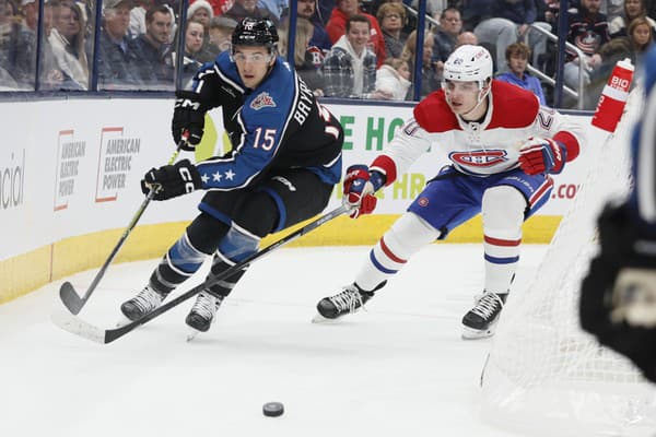 Sprava slovenský hokejista Juraj Slafkovský z Montrealu Canadiens a Gavin Bayreuthe z Columbusu Blue Jackets počas zápasu zámorskej NHL.
