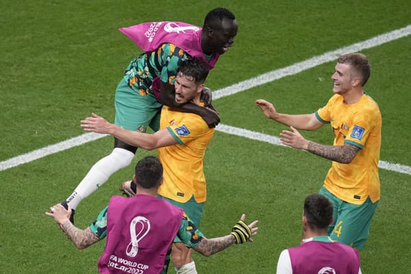 Austrálčan Mathew Leckie oslavuje so spoluhráčmi gól na MS 2022 v Katare.
