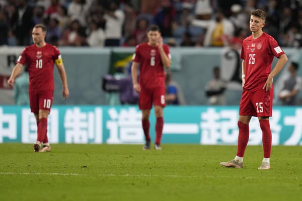 Smutní futbalisti Dánska po inkasovanom góle od Austrálie na MS 2022 v Katare.