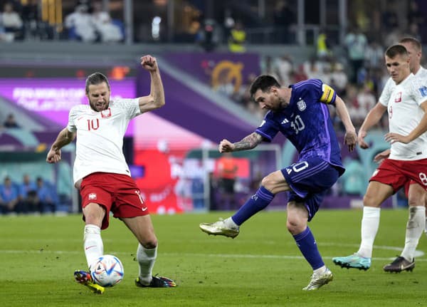 Lionel Messi (Argentína) strieľa v zápase s Poľskom na MS 2022