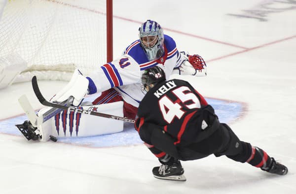 Slovenský brankár v drese New Yorku Rangers Jaroslav Halák a hráč Ottawy Senators Parker Kelly počas zápasu zámorskej hokejovej NHL.