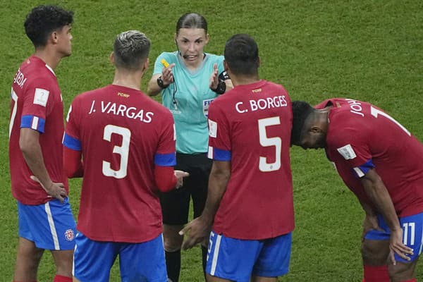 Francúzska rozhodkyňa Stephanie Frappartová (uprostred) sa rozpráva s hráčmi Kostariky.