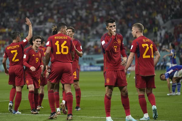 Španielsky futbalista Alvaro Morata (druhý vpravo) sa teší z gólu.
