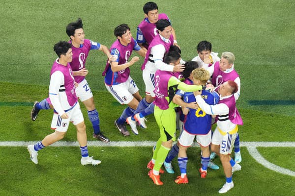 Japonský hráč Ritsu Doan (chrbtom ku kamere) oslavuje prvý gól svojho tímu.