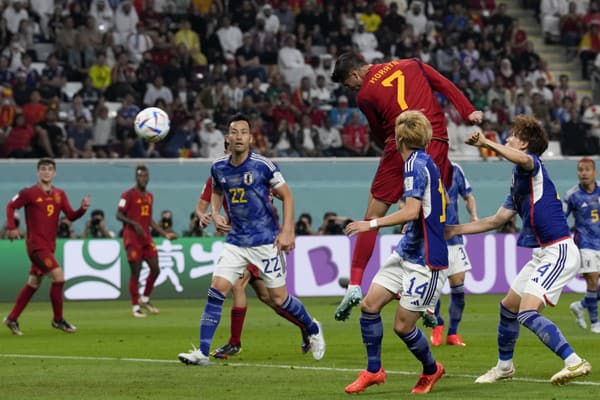 Španielsky futbalista Alvaro Morata dáva hlavičkou úvodný gól.