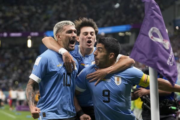 Uruguajský hráč Giorgian de Arrascaeta (vľavo) oslavuje so spoluhráčom Luisom Suarezom úvodný gól.