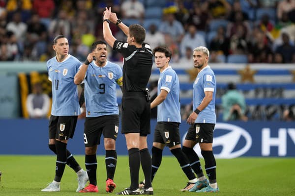Uruguajský futbalista Luis Suarez (9) v diskusii s rozhodcom Danielom Siebertom.