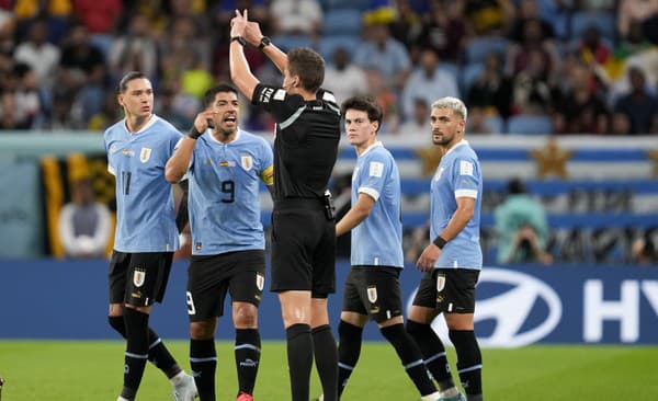 Uruguajský futbalista Luis Suarez (9) v diskusii s rozhodcom Danielom Siebertom.