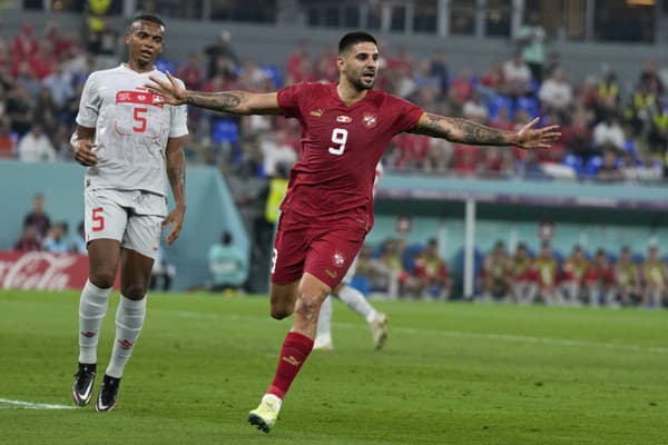 Srbský futbalista Aleksandar Mitrovič sa teší z gólu.