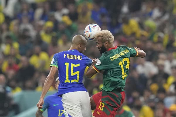 Brazílsky hráč Fabinho (vľavo) bojuje o loptu s Kamerunčanom Ericom Maximom Choupo-Motingom.
