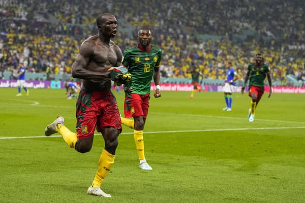 Kamerunský hráč Vincent Aboubakar (vľavo) sa teší po strelení úvodného gólu.