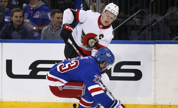 Brady Tkachuk (Ottawa) a Adam Fox (Rangers) v súboji.