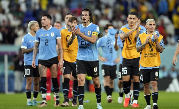Uruguajskí futbalisti tlieskajú na konci zápasu základnej H-skupiny Ghana - Uruguaj na majstrovstvách sveta v Katare.