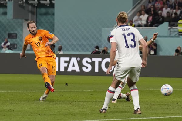 Na snímke vľavo hráč Holandska Daley Blind strieľa druhý gól v zápase osemfinále MS vo futbale Holandsko - USA.