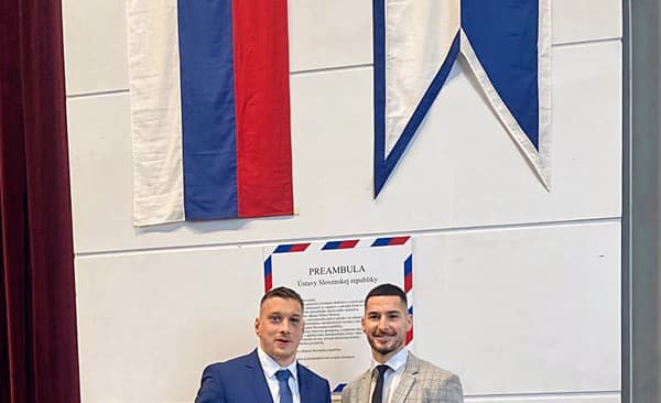 Hokejisti Haščák (vľavo) a Skokan sú novými poslancami mesta Poprad.