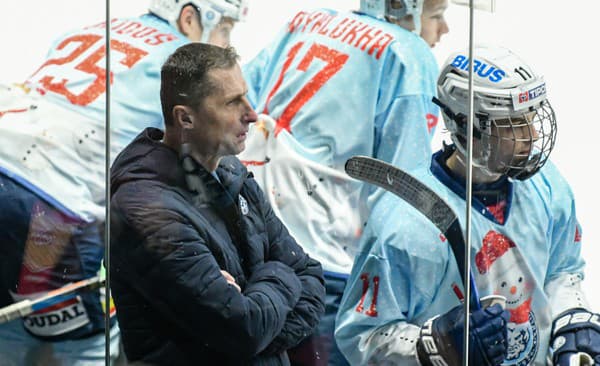 Na snímke vľavo tréner Antonín Stavjaňa na striedačke Nitry.