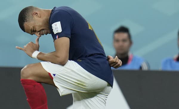 Na snímke francúzsky útočník Kylian Mbappé oslavuje svoj gól.