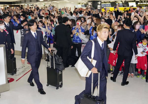 Hrdinského privítania sa dočkali japonskí futbalisti.