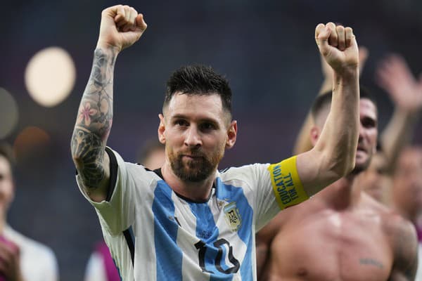 S číslom 10 na drese hrá takisto hviezdny Lionel Messi. 