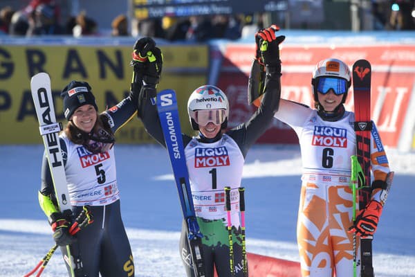 Na snímke vpravo tretia slovenská lyžiarka Petra Vlhová, uprostred víťazná Talianka Marta Bassinová a vľavo druhá Švédka Sara Hectorová.