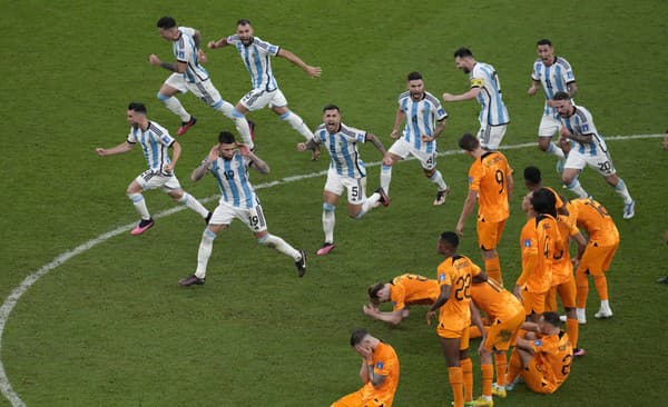 Argentínski futbalisti sa tešia po výhre v penaltovom rozstrele vo štvrťfinálovom zápase Holandsko - Argentína na MS.