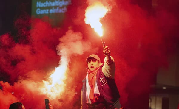 Polícia pre nekontrolované použitie pyrotechniky zadržala asi 80 osôb.