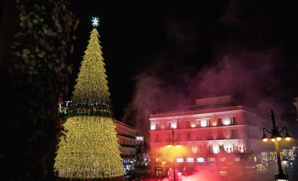 Polícia pre nekontrolované použitie pyrotechniky zadržala asi 80 osôb.