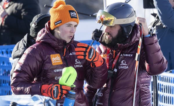 Na snímke vľavo slovenská lyžiarka Petra Vlhová a vpravo jej brat Boris Vlha po 2. kole slalomu Svetového pohára žien v alpskom lyžovaní v talianskom Sestriere.