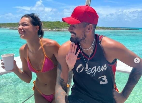 Nick Kyrgios si užíva na Bahamách s priateľkou Costeen Hatzi.
